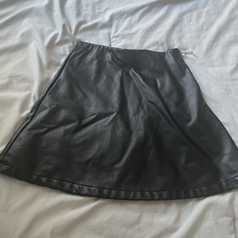 H&M girls vegan leather skirt size 9/10.